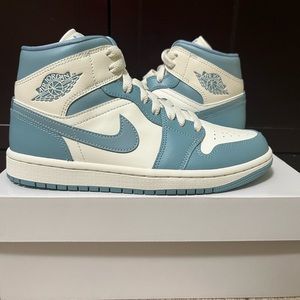 Jordan 1 mid UNC